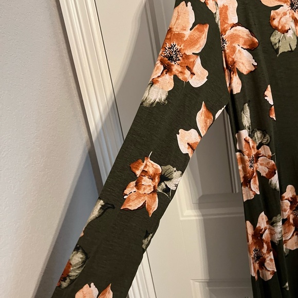 #379. Karen T Design Maxi Floral Dress. Size 2X - Picture 4 of 6